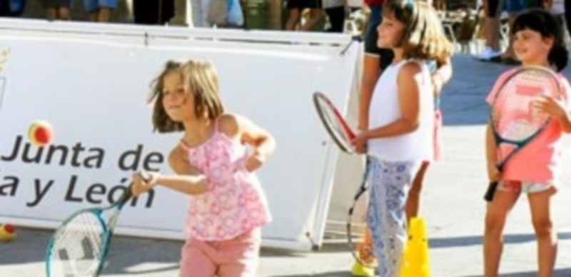 Una de las participantes en el clínic golpea la pelota. / KAMARERO