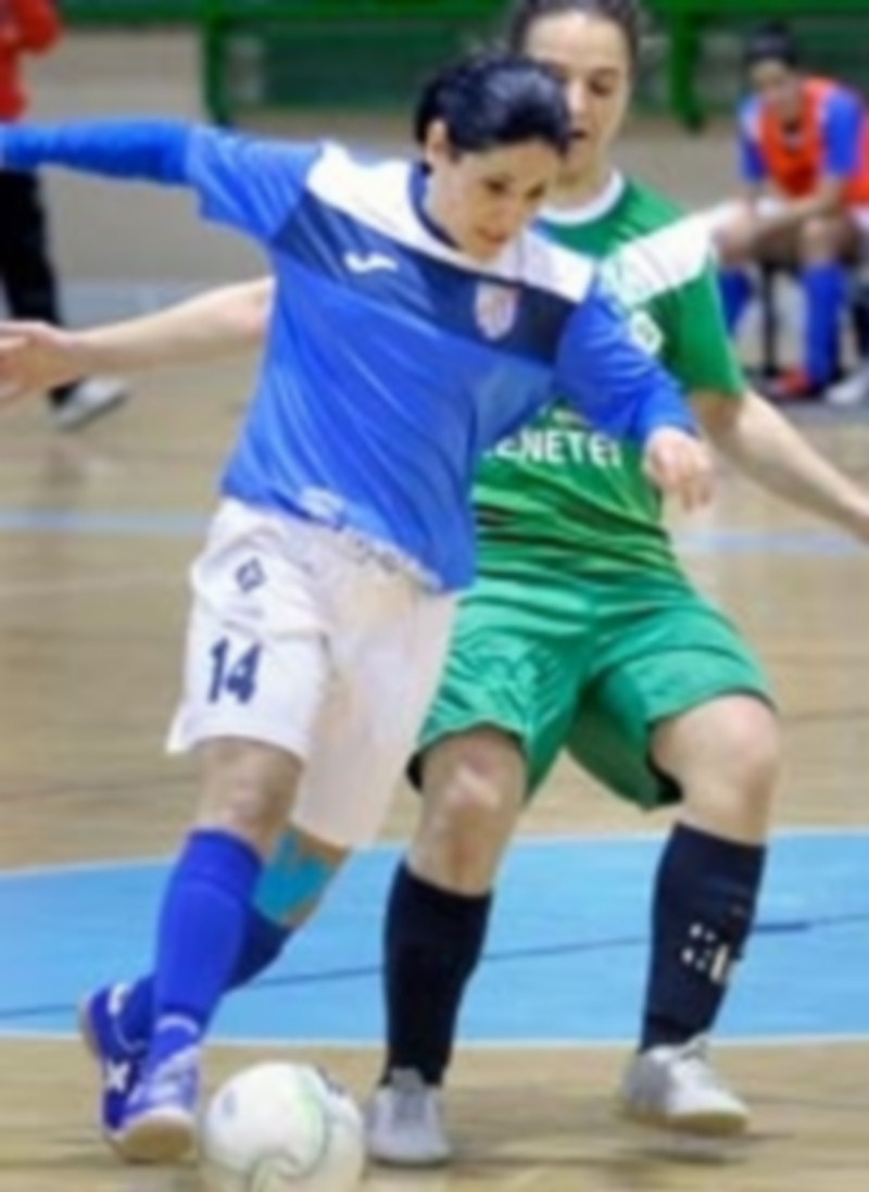 La jugadora del Unami Laura Llorente supera a una rival. / KAMARERO