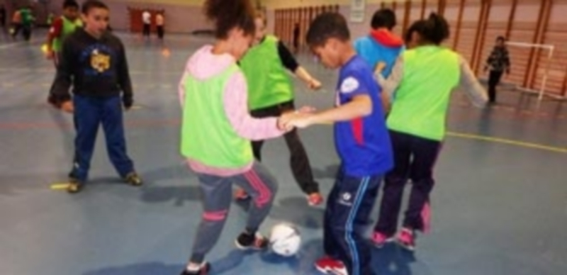Chicas y chicos jugando juntos en uno de los partidos del Encuentro de Deporte Escolar. / EL ADELANTADO