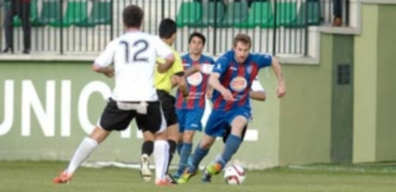 Una victoria de calidad 1 Dani Arribas inicia la acción ofensiva en el último encuentro que la Segoviana jugó frente al Numancia B en el campo de La Albuera. / JUAN MARTÍN