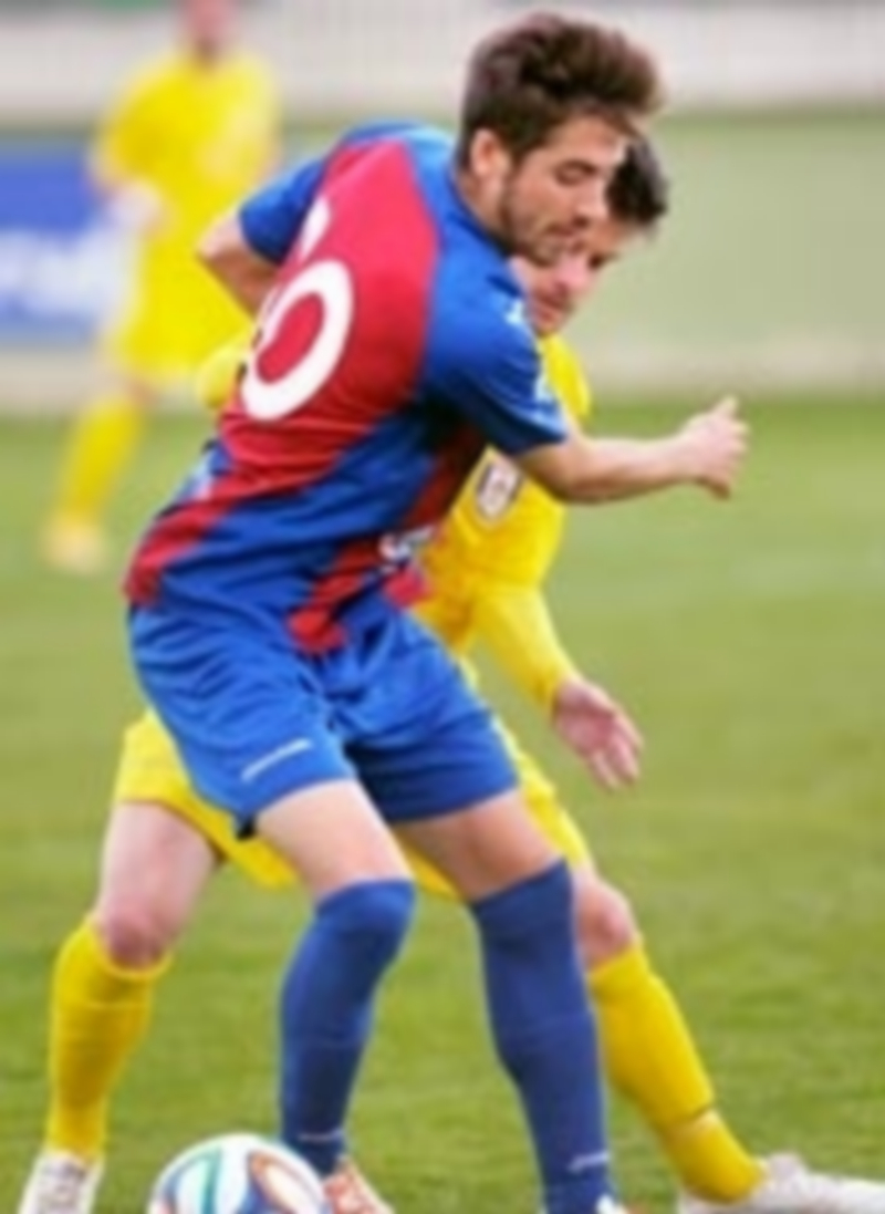 El gimnástico Dani Calleja pelea un balón con un jugador del Real Ávila en una partido disputado en La Albuera. / KAMARERO