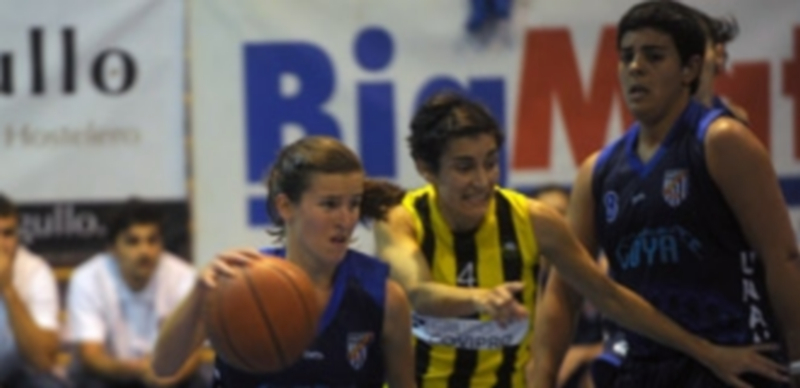 Martina Cubric supera a su rival y entra a canasta. / Kamarero