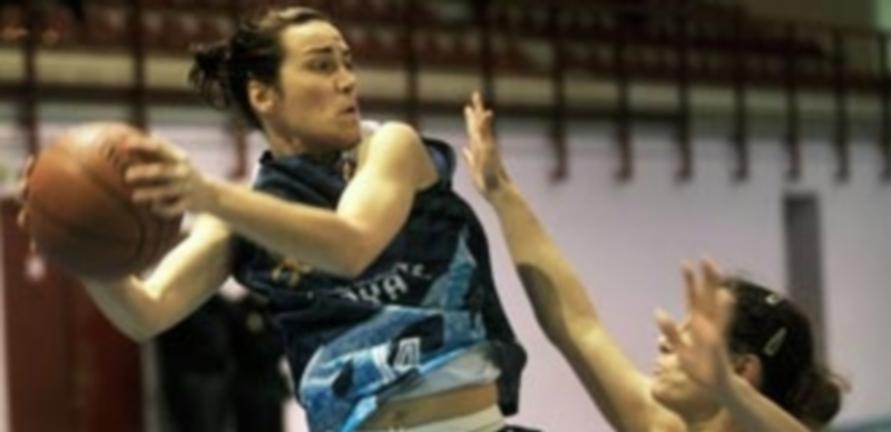 Alicia Alonso busca en el aire a una compañera a la que pasar el balón frente a la presión de la jugadora palentina. / K.