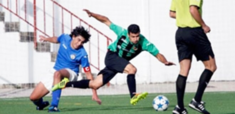 El jugador de El Espinar San Rafael consigue superar a un contrario en un partido anterior. / José Arturo Torreño