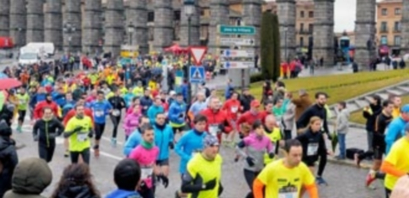 Imagen de la salida de la Carrera Monumental ‘Ciudad de Segovia’ en la edición del pasado año. / Kamarero