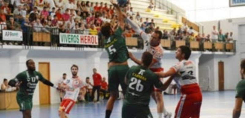Carlos Villagrán intenta el lanzamiento ante la oposición de un jugador del Antequera. / AMADOR MARUGÁN