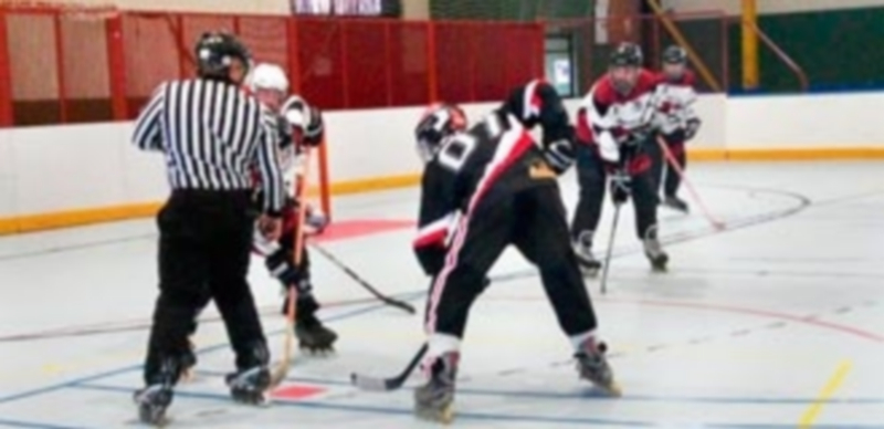 Saque neutral en uno de los partidos disputados por el Club Patinaje Segovia. / EL ADELANTADO