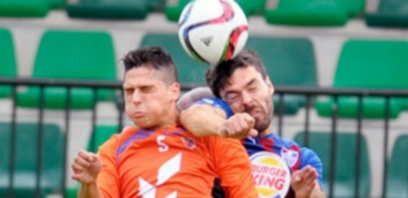 La Segoviana, al ataque frente a un joven Santa Marta en La Albuera 1 Domingo intenta despejar de cabeza frente a un contrario en un encuentro jugado en La Albuera. / Kamarero