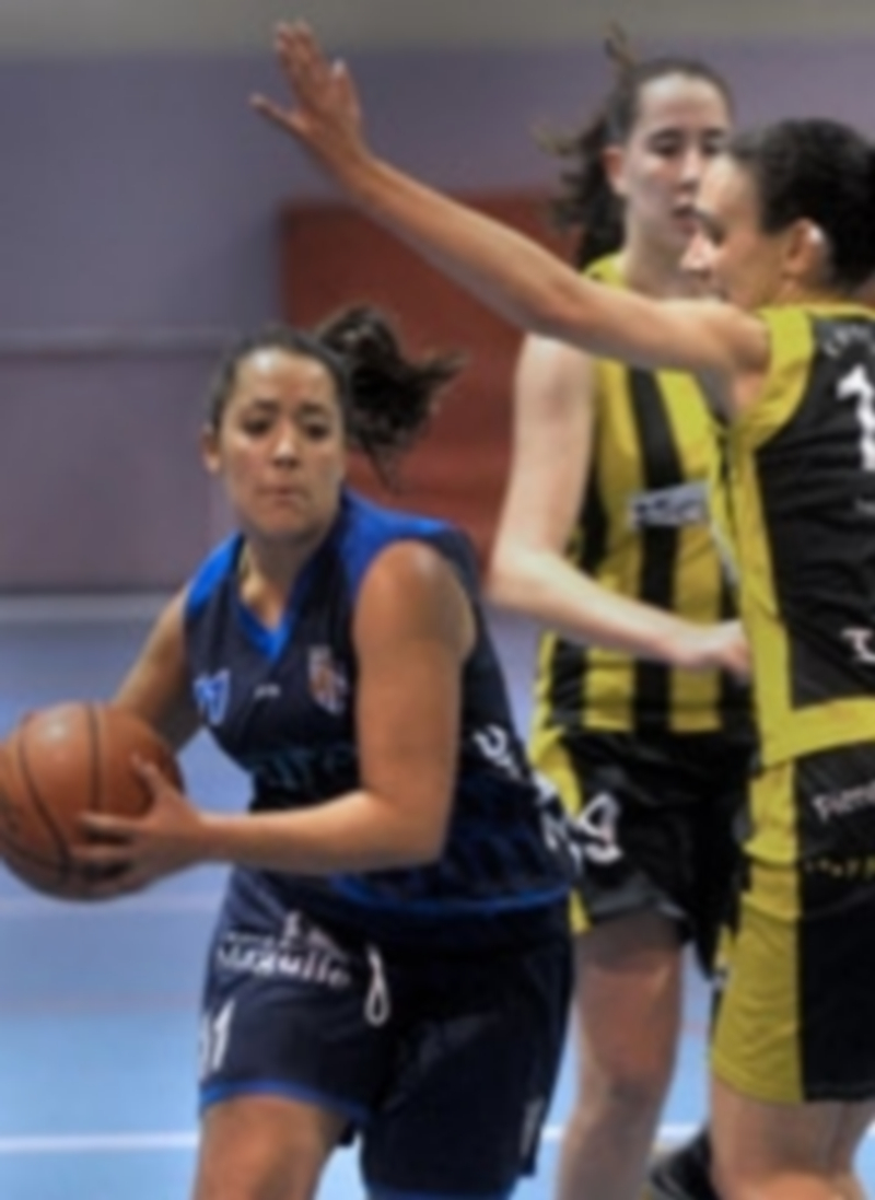 Manrique visualiza y prepara la entrada a canasta contra San Isidro. / J. M.