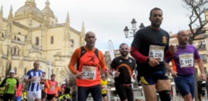 Corredores del medio maratón a su paso por la Plaza Mayor. / KAMARERO