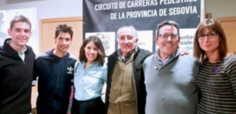 Los participantes en la mesa redonda de atletas que se llevó a cabo en los prolegómenos de la entrega de premios del Circuito de Carreras Pedestres. / EL ADELANTADO