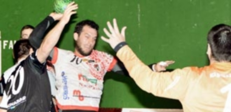 Darío Ajo intenta el lanzamiento desde los seis metros en el partido ante el Amenábar. / AMADOR MARUGÁN