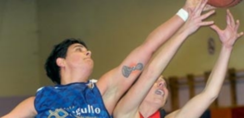 Dos jugadoras luchan por la posesión del balón en el último encuentro. / K.