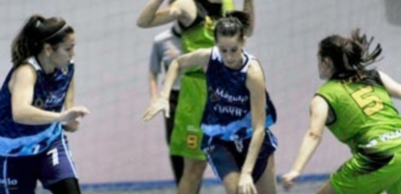 Las jugadoras del Venta Magullo Rollán y Larrazábal luchan por un balón en el partido frente al CB Villamuriel. / KAMARERO