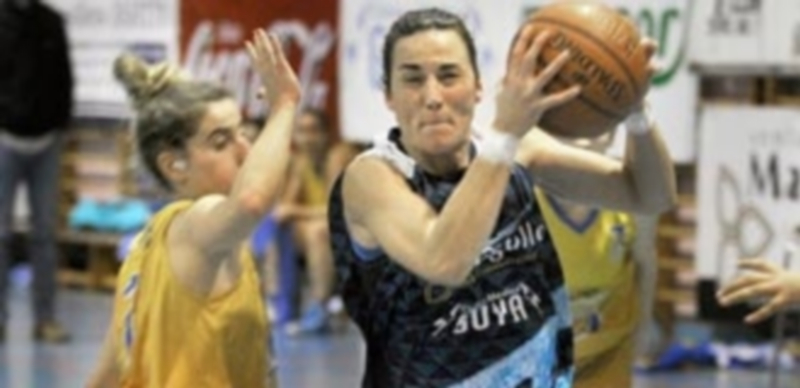 Alicia Alonso intenta la entrada a canasta en el encuentro ante el Filipenses disputado el Emperador Teodosio. / KAMARERO
