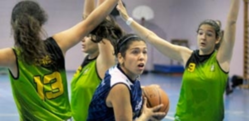 Momento del partido entre el Unami Venta Magullo y el Villamuriel en el pabellón Pedro Delgado. / KAMARERO