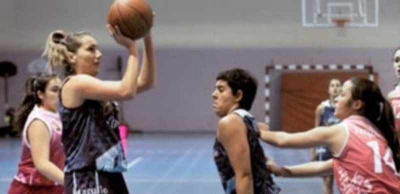 La alero del Unami Venta Magullo se dispone a lanzar ante la Universidad de Valladolid. / KAMARERO