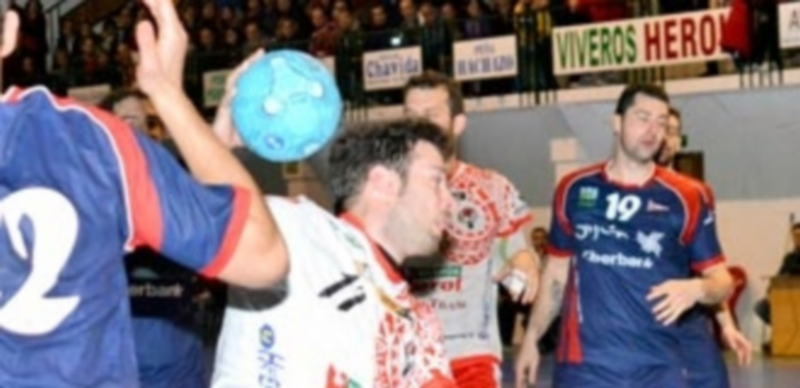 Alberto Camino intenta el lanzamiento a portería. / AMADOR MARUGÁN