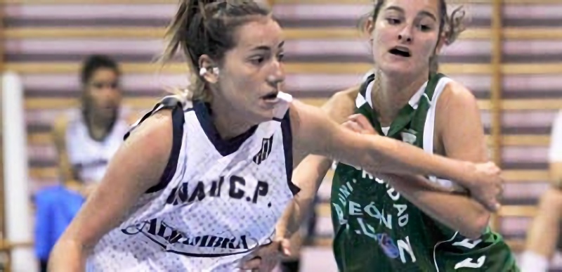 La jugadora del Alhambra María del Mar Fernández intenta marcharse de una rival de la Universidad de León. / KAMARERO