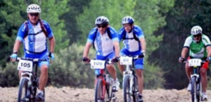 Cuatro bikers durante una marcha BTT celebrada en la provincia de Segovia. / E.A.