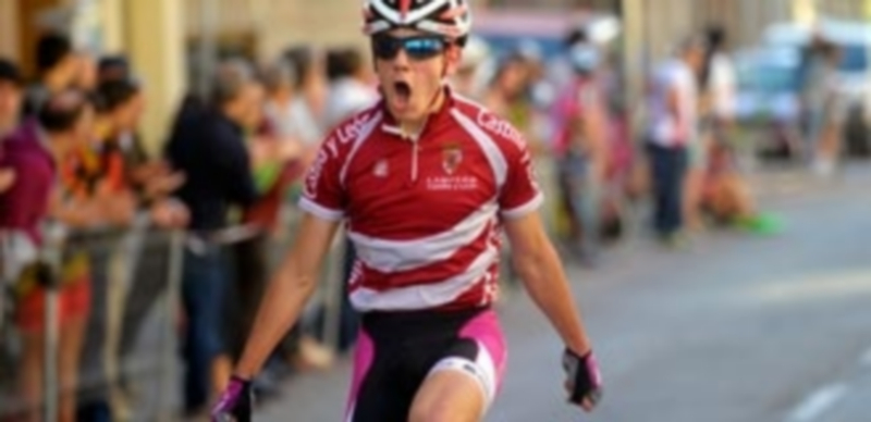 Fernando Álvarez celebra exultante su triunfo en el Trofeo Carlos Melero. / KAMARERO