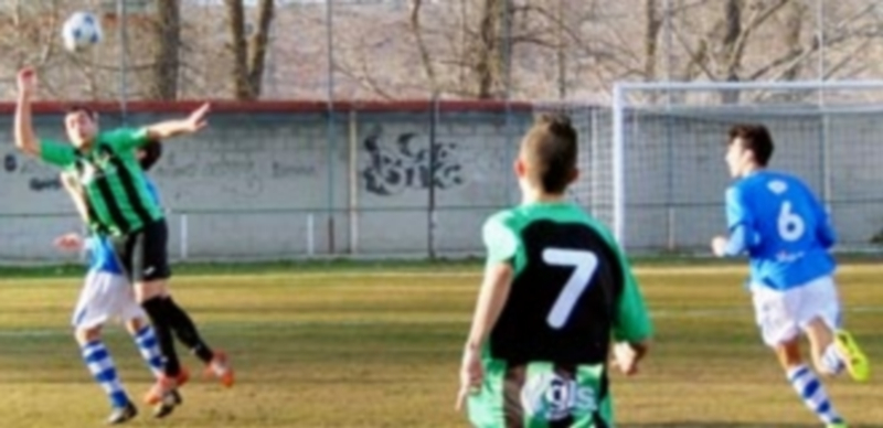 Derbi con distinta diana 1 Momento del partido de la primera vuelta entre la UD El Espinar San Rafael y el CD La Granja en Los Llanos. / J.A.TORREÑO