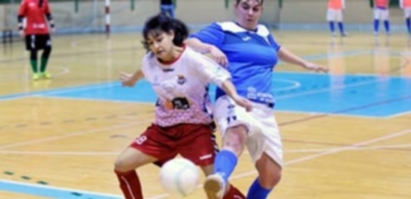 La jugadora del Naturpellet Vero y la del Unami Carre disputan un balón durante el derbi. / KAMARERO