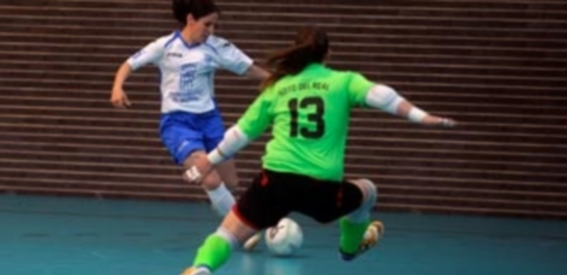 Laura Llorente intenta superar a la portera del Soto del Real. / Kamarero