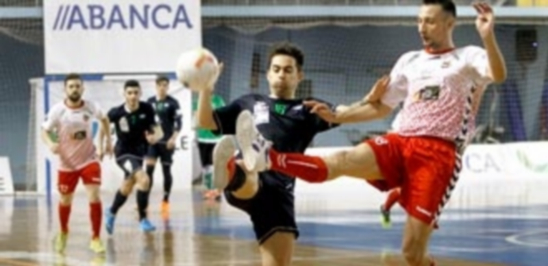 El cierre del Naturpellet Segovia Carlos Muñoz gana un balón al rival del Prone Ary Neto en el partido disputado en el pabellón municipal de Lugo. / XESUS PONTE