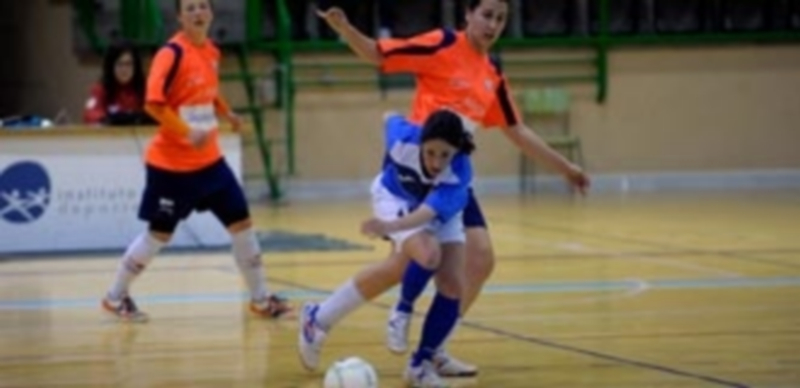 Laura Llorente se lleva un balón ante la presión de una de las jugadoras de Amarelle./ KAMARERO