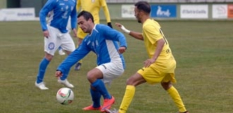 El jugador del Unami trata de escapar de la presión rival en un partido disputado en La Albuera. / JUAN MARTÍN