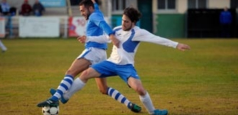 La paciencia le da el triunfo al CD La Granja 1 El jugador de La Granja Cristian pelea un balón ante un rival del Salas. / KAMARERO