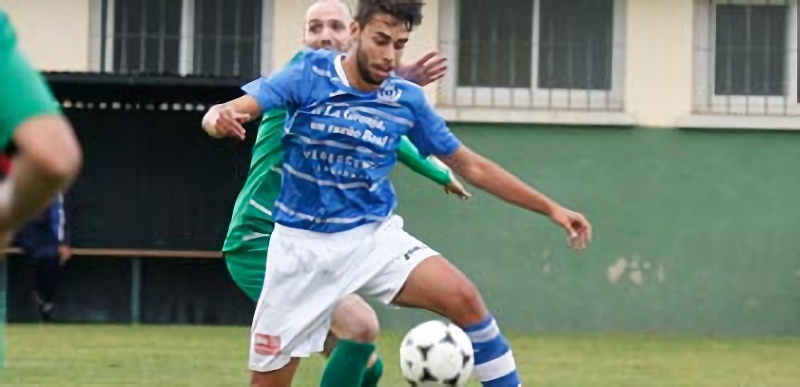 Remontada de firme candidato 1 El centrocampista del CD La Granja Juli se dispone a controlar un balón