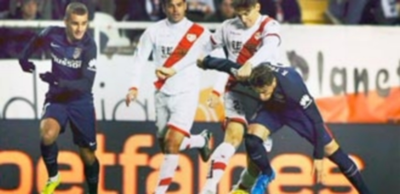 Diego Llorente le roba el balón