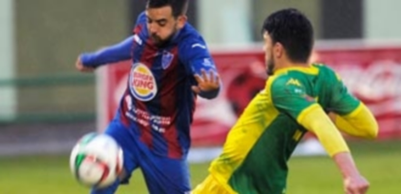 El más importante 1 El extremo Kike busca portería pese a la oposición de un rival en uno de los partidos disputados en La Albuera. / Kamarero