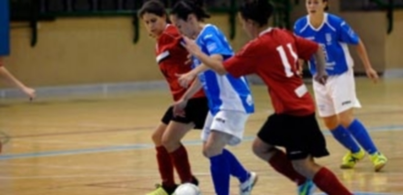 El Unami es presionado por las jugadoras del Chiloeches en su visita al Pedro Delgado el curso pasado. / JUAN MARTÍN