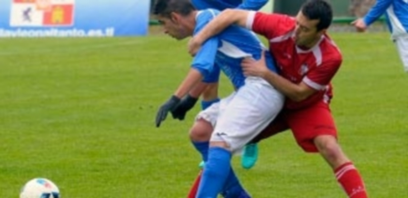 Aguacero de goles 1 El atacante del Unami Juli intenta hacerse con el control de un balón ante un agarrón de un rival del Briviesca. / KAMARERO