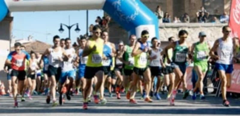 Salida de la media maratón ‘Ciudad de Cantalejo’ y de la prueba de los 10 kilómetros desde la Plaza Mayor. / ALEJANDRO MARTÍN