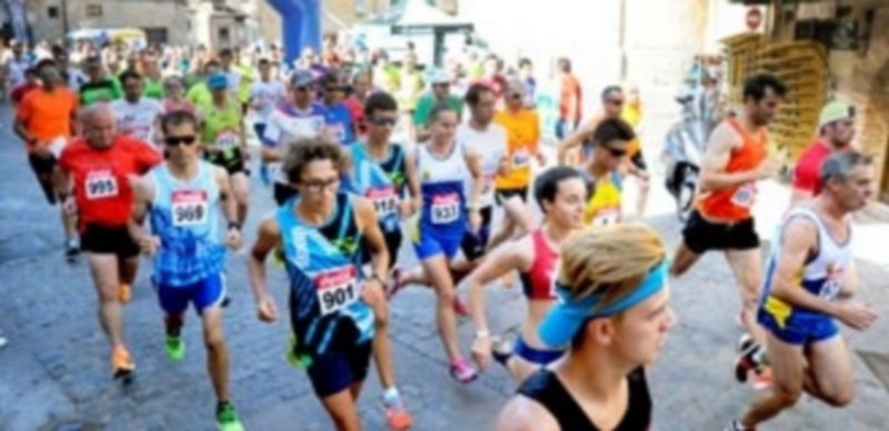 Los corredores de la categoría absoluta en el momento del inicio de la competición que une deporte