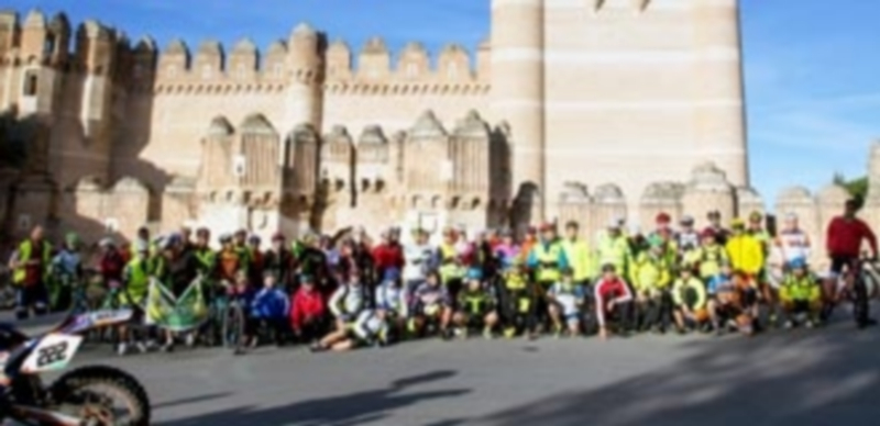 La primera de muchas 1 Los participantes miembros del equipo de la organización de la primera marcha caucense BTT a los pies del castillo antes de la salida. / NEREA LLORENTE