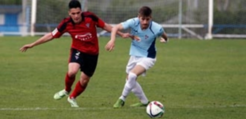 El jugador de la Gimnástica Dani Calleja lucha por un balón dividido con un contrario. / DIARIO DE BURGOS