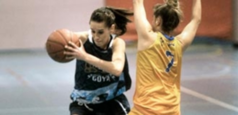 Nerea Larrazabal se marcha de una oponente del Filipenses. / Kamarero