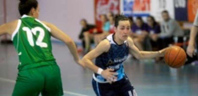 Alicia Alonso se marcha por velocidad de una jugadora rival en un encuentro disputado en el Emperador Teodosio. / K.