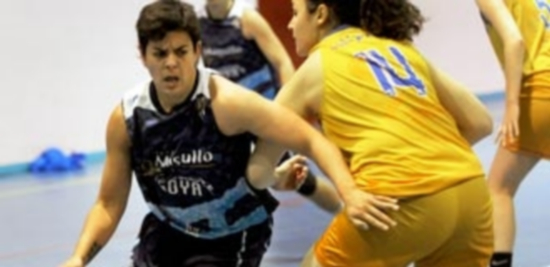 La jugadora del Unami Venta Magullo Esteve supera a una rival del Filipenses en un partido en el Teodosio. / KAMARERO