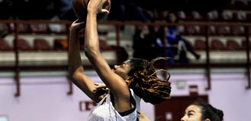 Moukoudi se dispone a lanzar. / KAMARERO