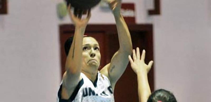 Míriam Rollán intenta el lanzamiento a canasta ante la oposición de una rival. / KAMARERO