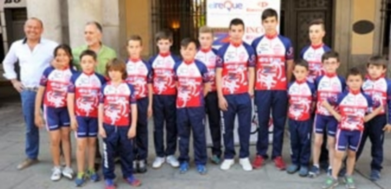 Representantes de las categorías inferiores del Club Ciclista 53x13 en la presentación. / Kamarero