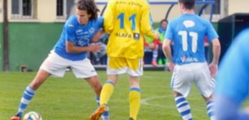 Santi Marina intenta regatear a un jugador de la Arandina B en el centro del campo de El Hospital. / Kamarero