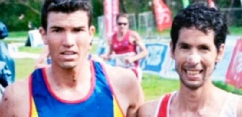 Javi Guerra flanquea a Adel Mechaal tras finalizar el campeonato. / EUROPA PRESS