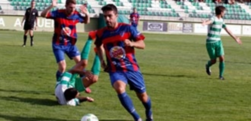 Domingo se hace con el balón en un momento del encuentro de ida que disputó la Segoviana ante La Virgen. / NEREA LLORENTE